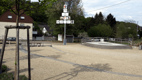 Der Dorfplatz in der Dorfmitte