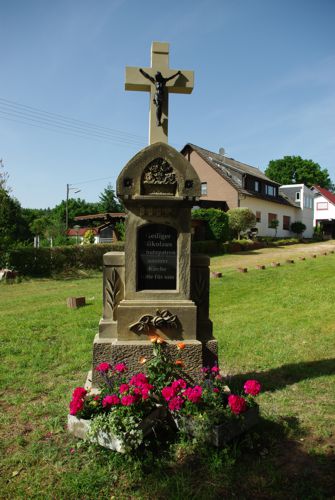 Restaurierter Nikolaus-Gedenkstein an der Nikolauskirche.