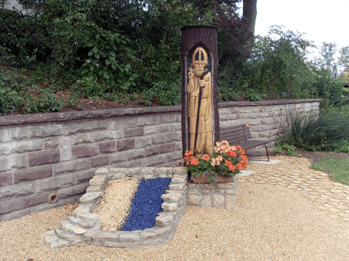 Geschnitzter Holznikolaus am Ortseingang.