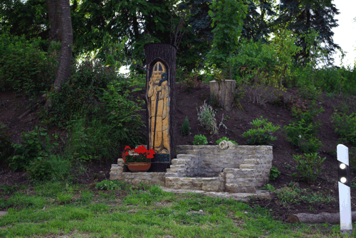 Geschnitzter Holznikolaus am Ortseingang.