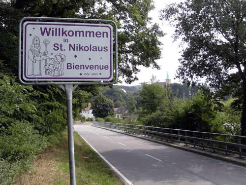 Willkommensschild am Ortseingang.