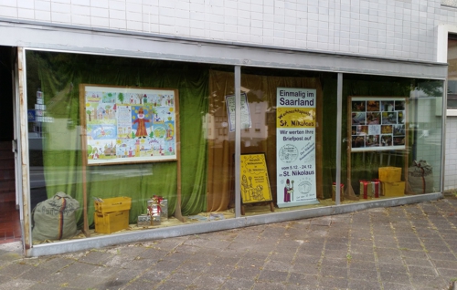 Dekoriertes Nikolaus-Schaufenster in der Ortsmitte.