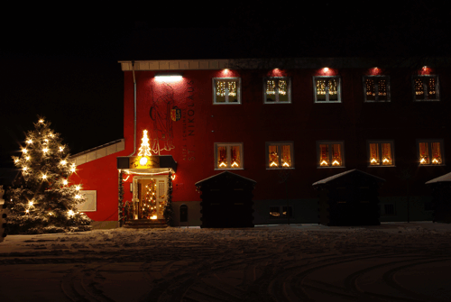 Das beleuchtete Weihnachtspostamt im Winter.