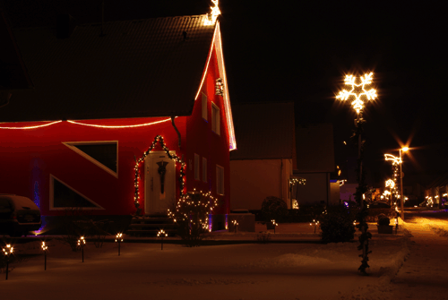 Die beleuchtete Schulstraße im Winter.