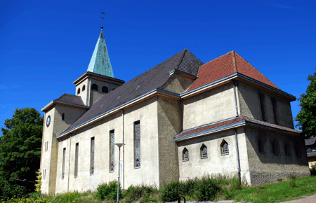 Seitenansicht der Dorfkirche.