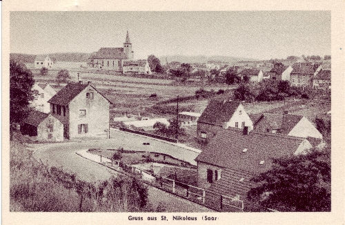 Postkarte St. Nikolaus - Ein Blick über den Ort auf die Kirche